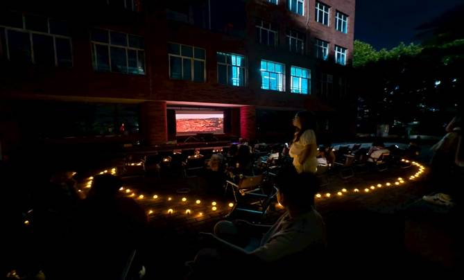 夜晚建筑亮着灯的游戏机 AI 生成的内容可能不正确。