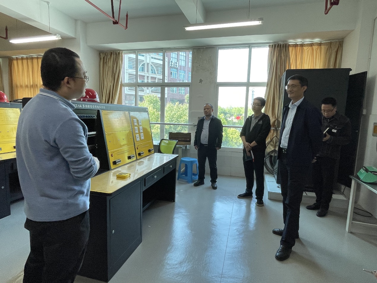 一群人站在桌子边描述已自动生成