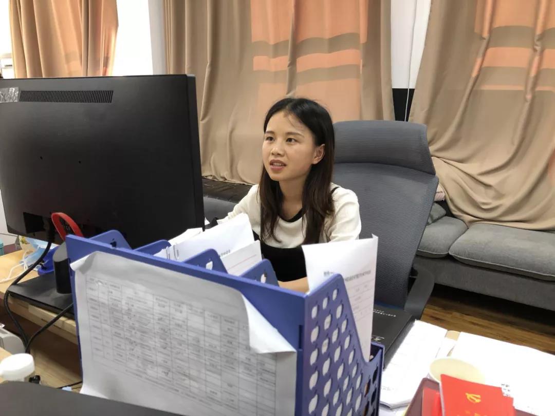 人躺在椅子上中度可信度描述已自动生成