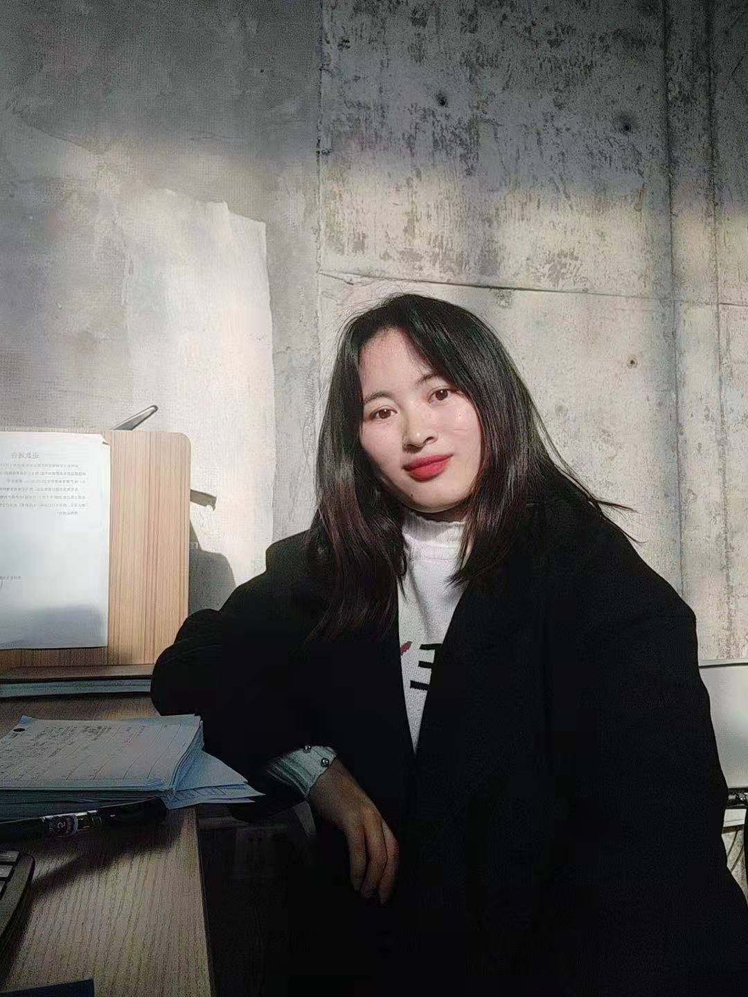 穿黑色衣服的人描述已自动生成