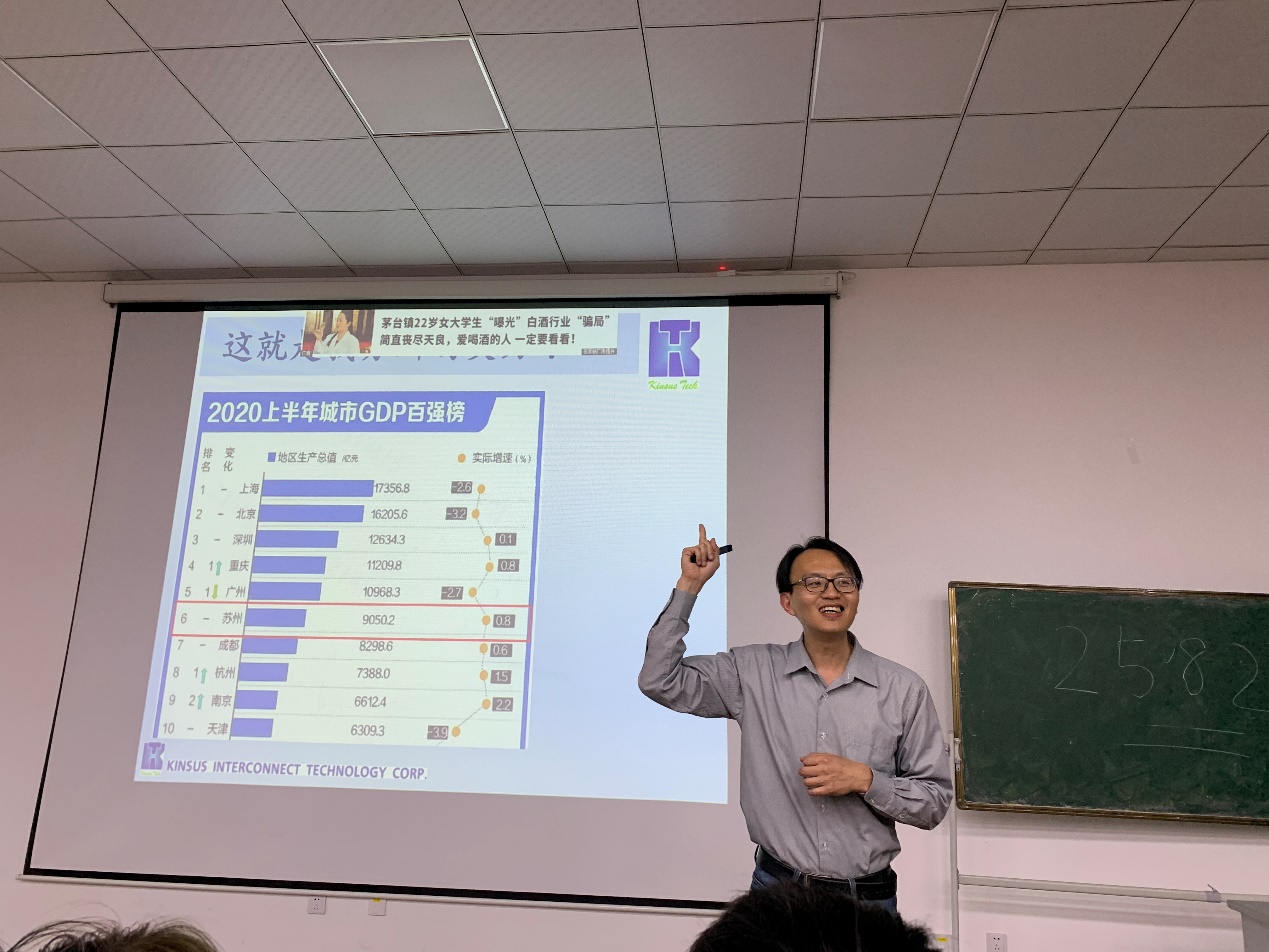 人站在电视前玩游戏低可信度描述已自动生成