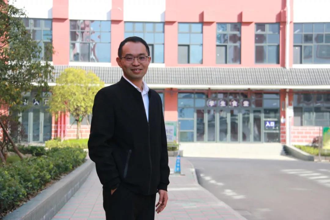 穿西装的男人走在街道上描述已自动生成