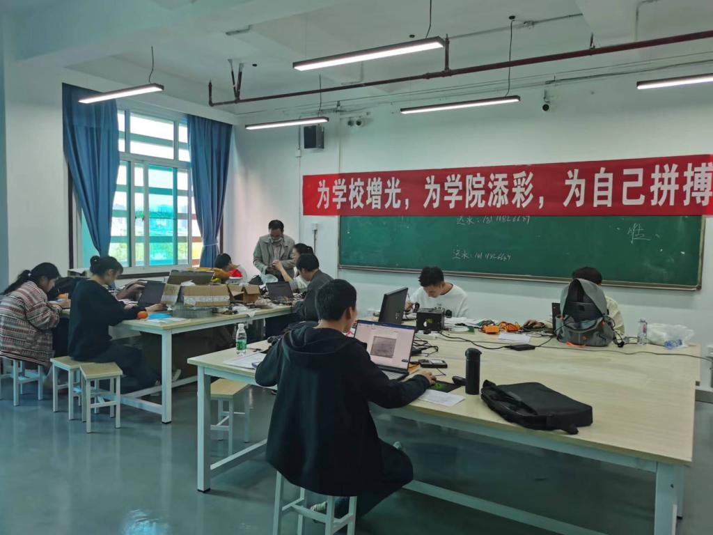 图片包含 室内, 人, 男人, 女人描述已自动生成,3