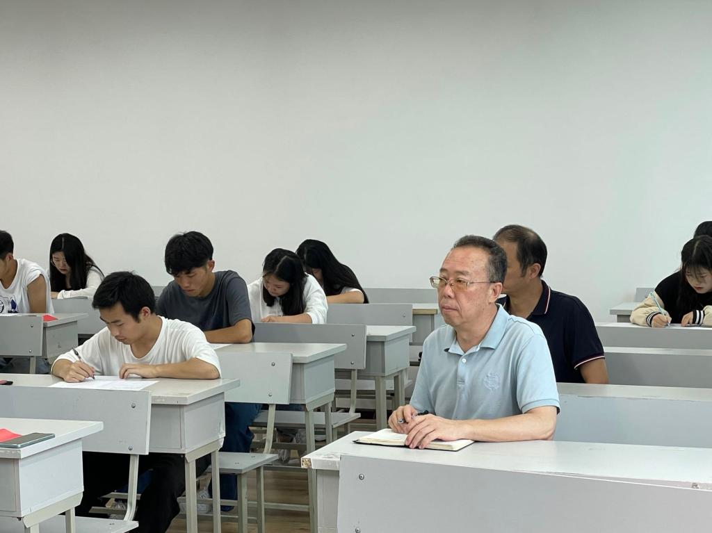 一群人坐在桌子前描述已自动生成