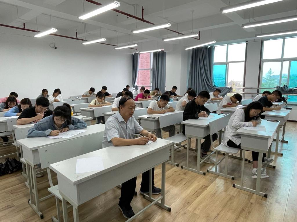 会议室里的人们描述已自动生成