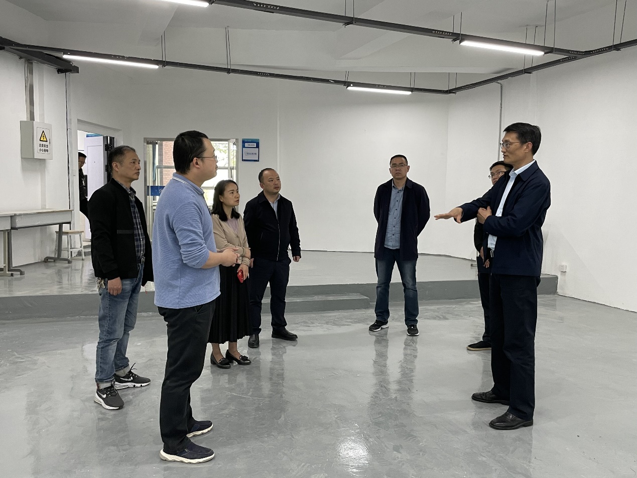 一群人站在室内描述已自动生成