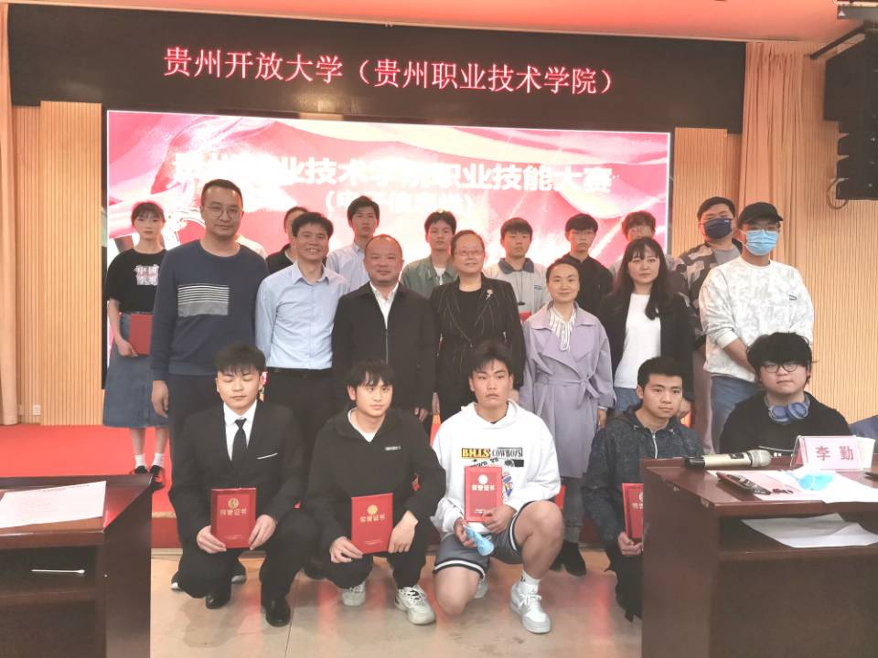 图片包含 日历描述已自动生成,人站在人行道上描述已自动生成