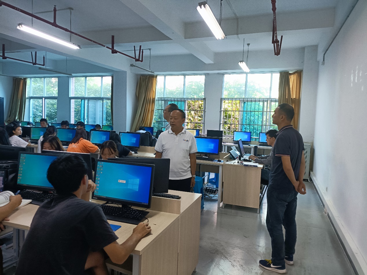 人们在房间里描述已自动生成