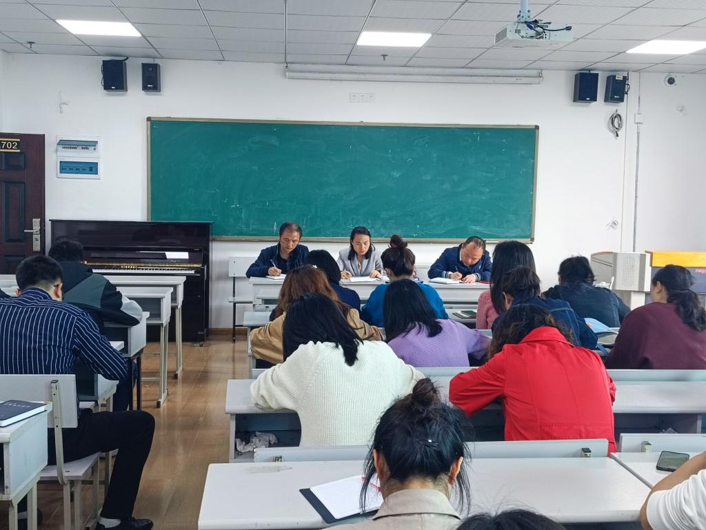 会议室里的人们描述已自动生成