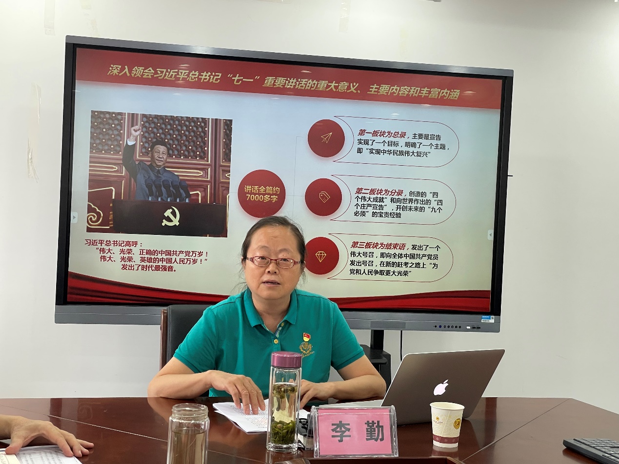 桌子上有人的照片上写着字中度可信度描述已自动生成