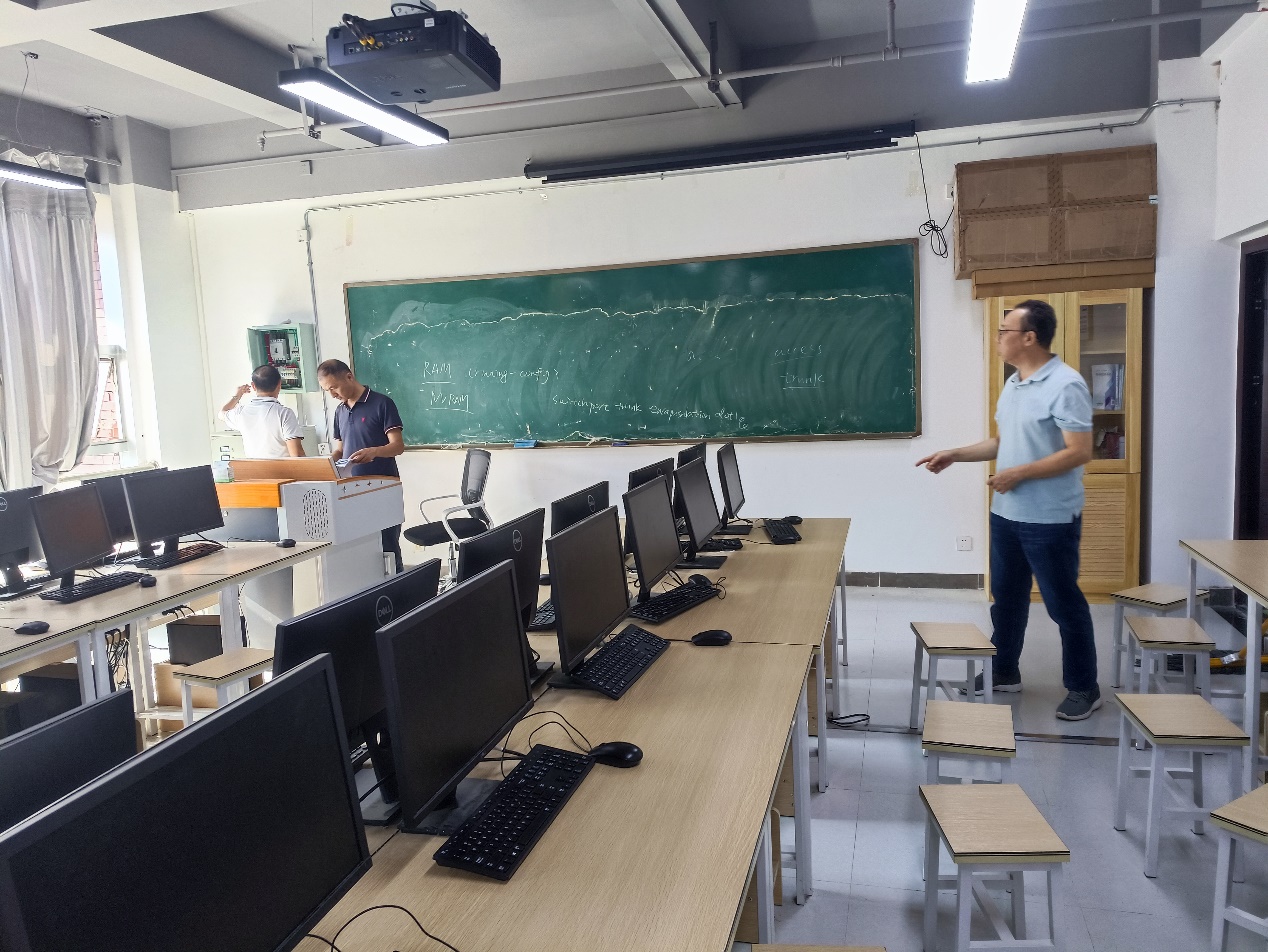 图片包含 室内, 桌子, 房间, 男人描述已自动生成