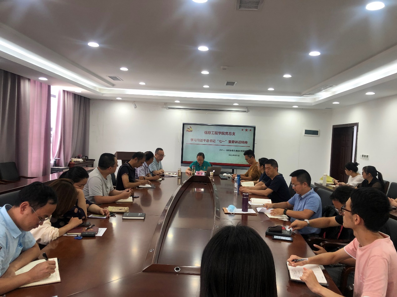 会议室里的人们描述已自动生成