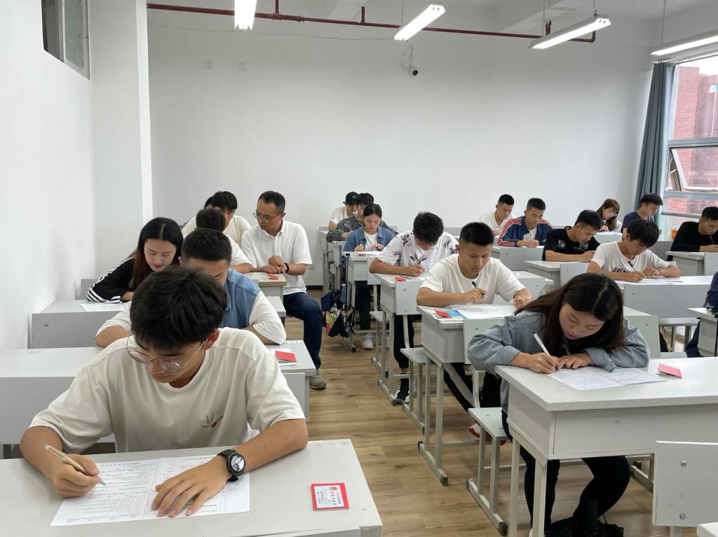 会议室里的人们描述已自动生成