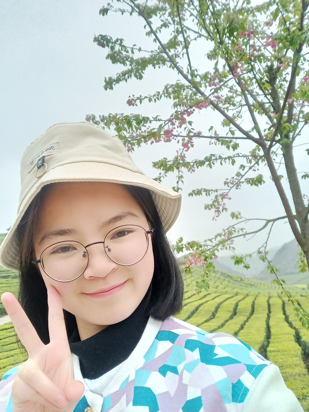 女人戴着帽子描述已自动生成